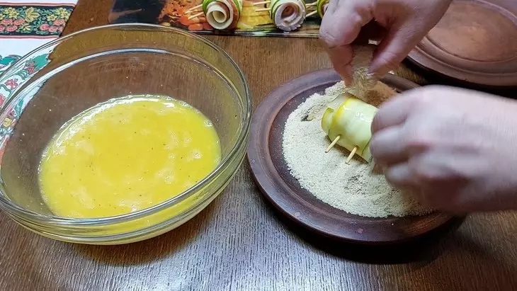 Сочные рулетики из кабачков во фритюре: шаг 6