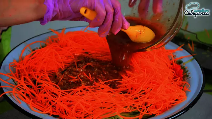 Салат из огурцов с морковью по-корейски, на зиму: шаг 5