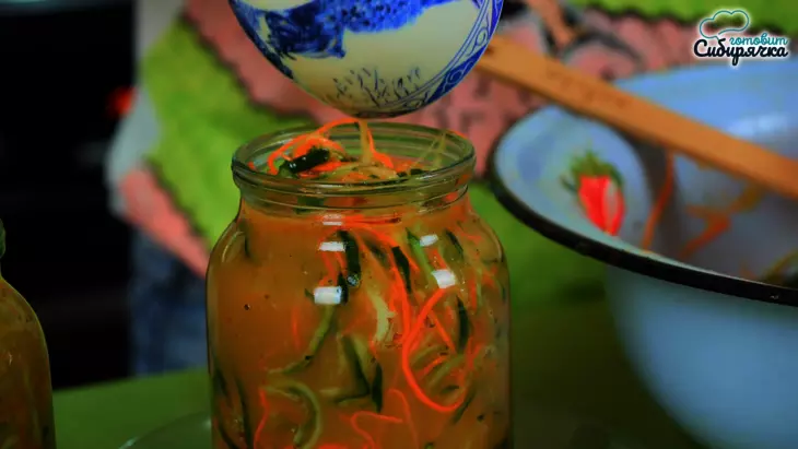 Салат из огурцов с морковью по-корейски, на зиму: шаг 7