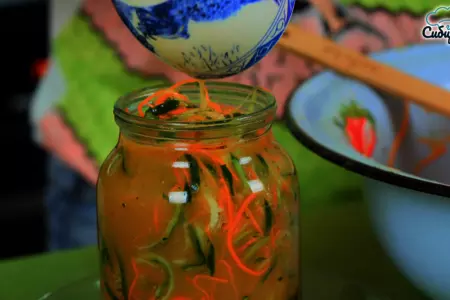 Салат из огурцов с морковью по-корейски, на зиму: шаг 7
