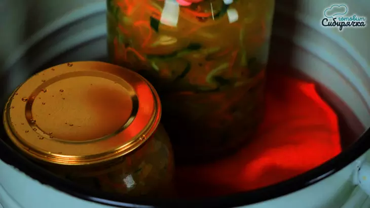 Салат из огурцов с морковью по-корейски, на зиму: шаг 8