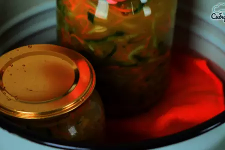 Салат из огурцов с морковью по-корейски, на зиму: шаг 8