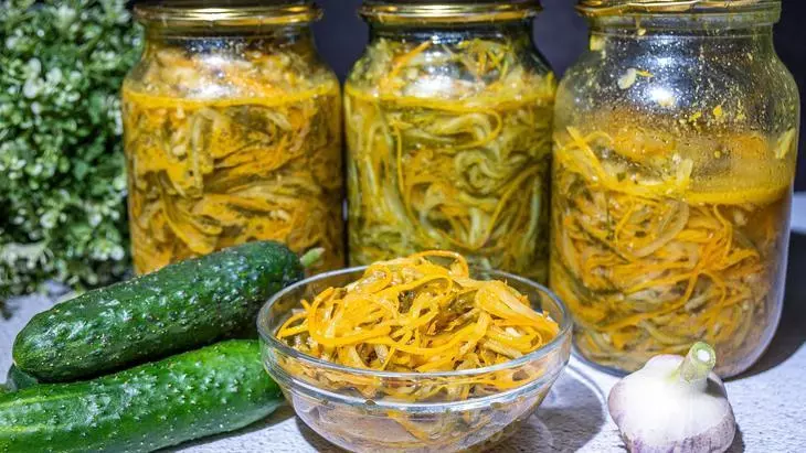 Салат из огурцов с морковью по-корейски, на зиму: шаг 9