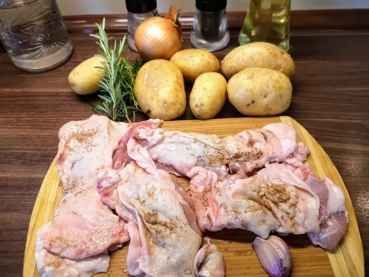 Куриные окорочка, запеченные с картошкой: шаг 1