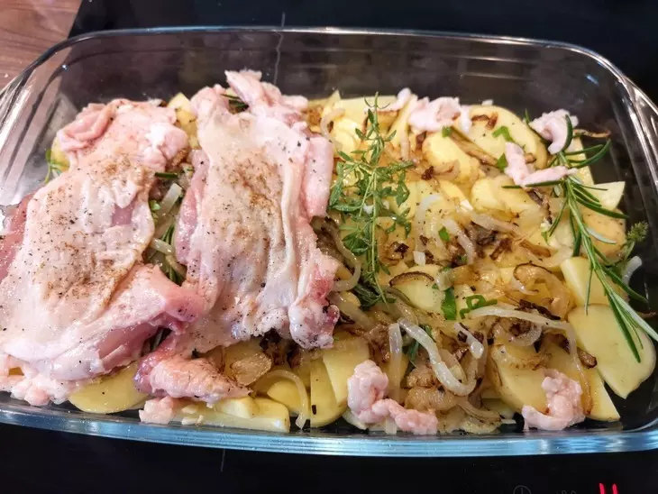Куриные окорочка, запеченные с картошкой: шаг 3