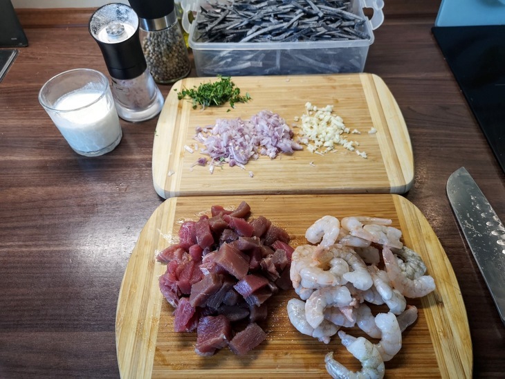 Тальятелле с чернилами каракатицы под сливочным соусом с тунцом и креветками: шаг 2