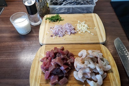 Тальятелле с чернилами каракатицы под сливочным соусом с тунцом и креветками: шаг 2