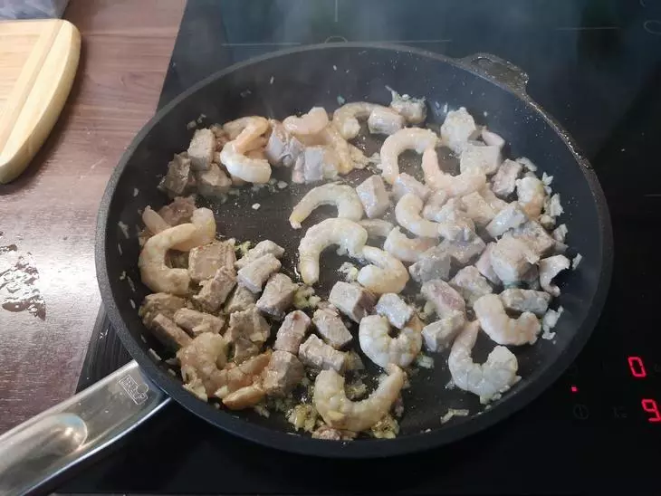 Тальятелле с чернилами каракатицы под сливочным соусом с тунцом и креветками: шаг 3