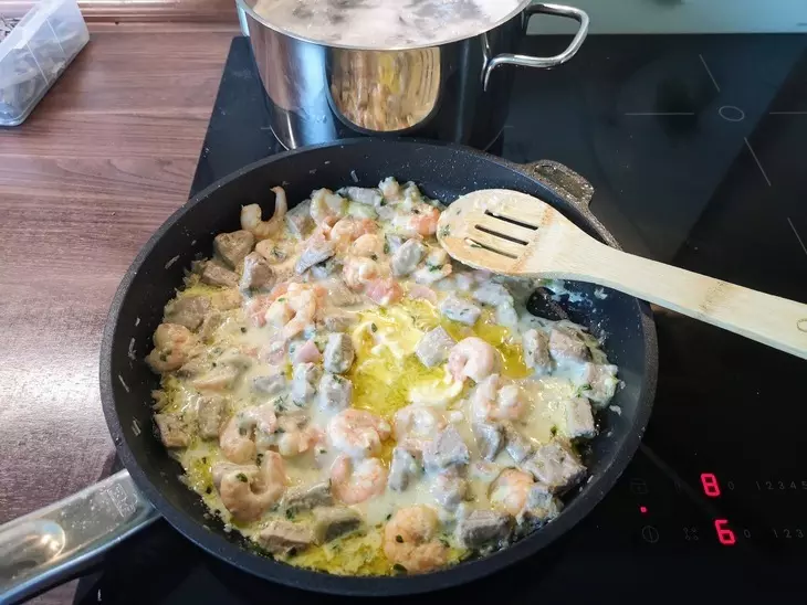 Тальятелле с чернилами каракатицы под сливочным соусом с тунцом и креветками: шаг 4