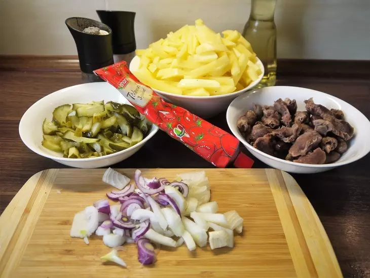 Азу с куриными сердечками и пупками: шаг 1