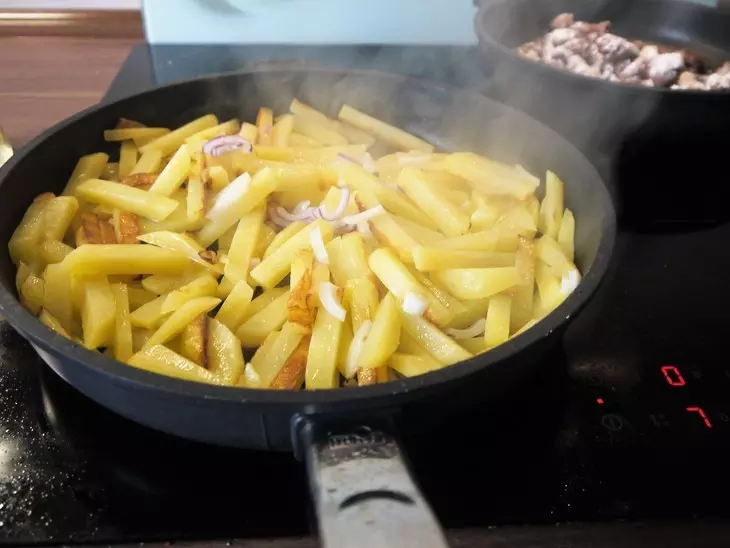 Азу с куриными сердечками и пупками: шаг 2