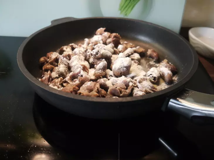 Азу с куриными сердечками и пупками: шаг 3