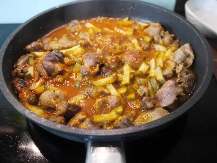 Азу с куриными сердечками и пупками: шаг 4