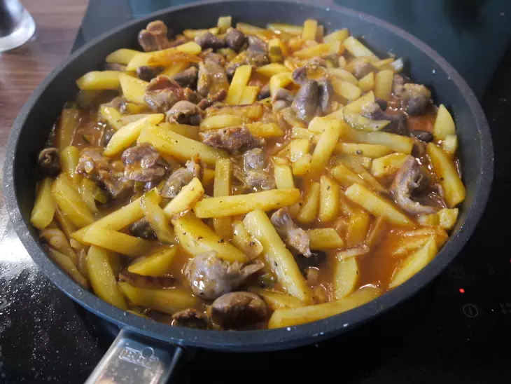 Азу с куриными сердечками и пупками: шаг 5