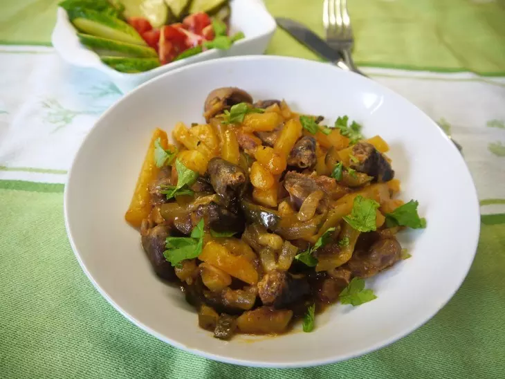 Азу с куриными сердечками и пупками: шаг 6