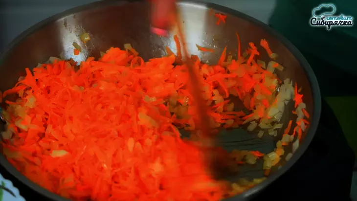 Голубцы из мясного фарша с овощами в листьях свеклы: шаг 1
