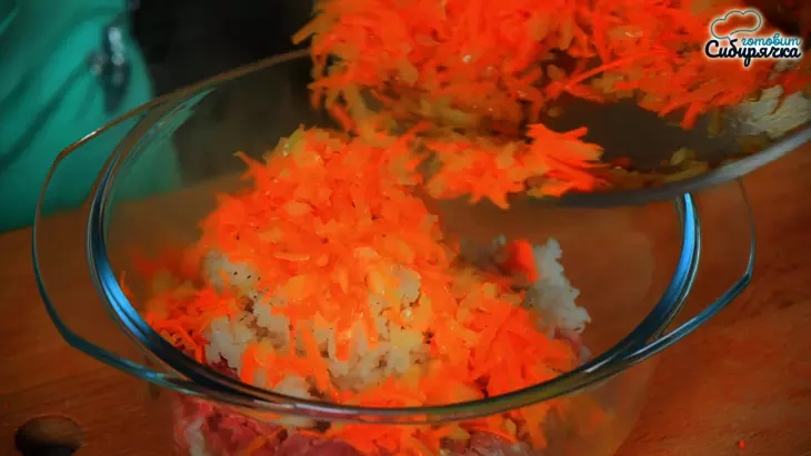 Голубцы из мясного фарша с овощами в листьях свеклы: шаг 3