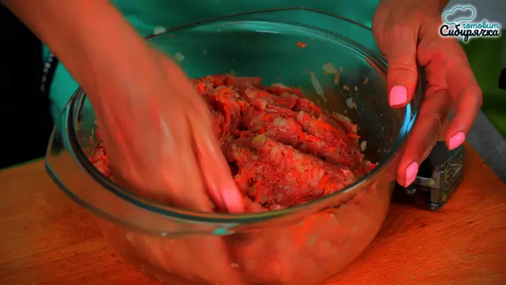Голубцы из мясного фарша с овощами в листьях свеклы: шаг 4