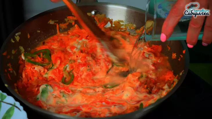 Голубцы из мясного фарша с овощами в листьях свеклы: шаг 6