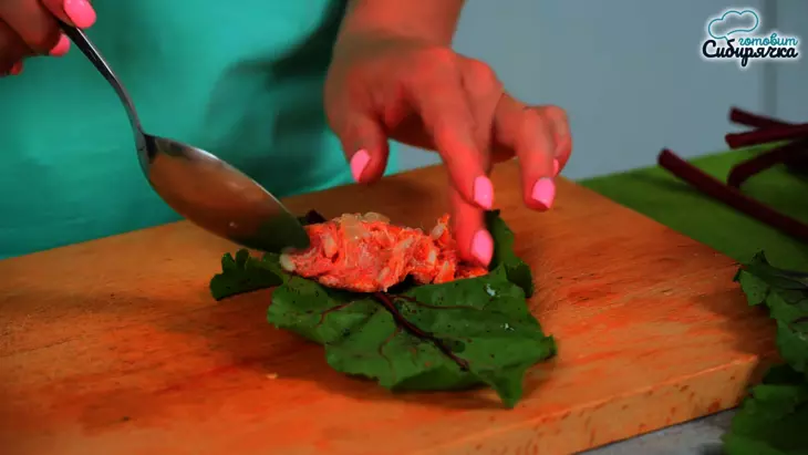 Голубцы из мясного фарша с овощами в листьях свеклы: шаг 7