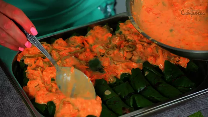 Голубцы из мясного фарша с овощами в листьях свеклы: шаг 8