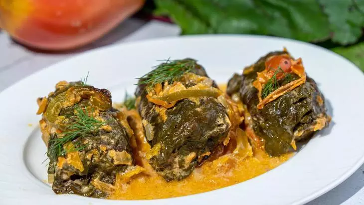 Голубцы из мясного фарша с овощами в листьях свеклы: шаг 9