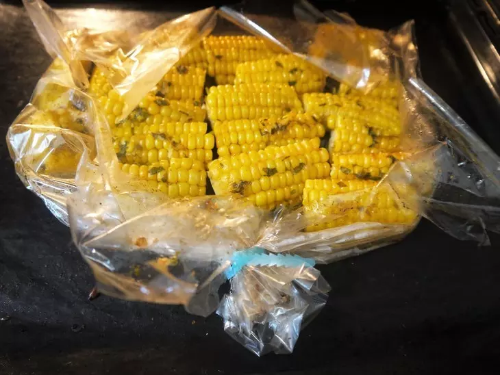 Запеченная в рукаве сливочная кукуруза: шаг 4