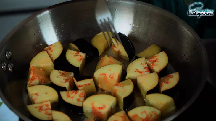 Закусочный овощной салат с баклажанами и зеленью: шаг 1