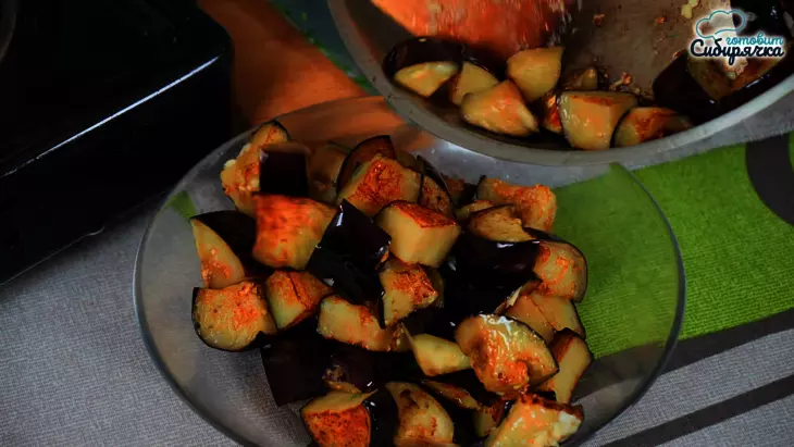 Закусочный овощной салат с баклажанами и зеленью: шаг 4