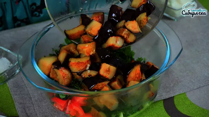 Закусочный овощной салат с баклажанами и зеленью: шаг 5