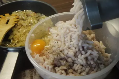 Запечённые рыбные котлеты с жаренным луком: шаг 1
