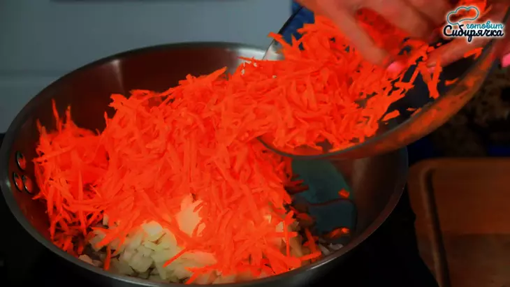 Болгарские перцы фаршированные мясным фаршем с рисом в сковороде: шаг 1
