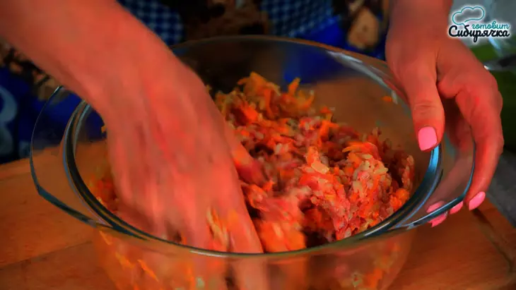 Болгарские перцы фаршированные мясным фаршем с рисом в сковороде: шаг 3