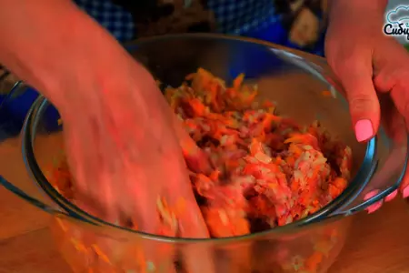Болгарские перцы фаршированные мясным фаршем с рисом в сковороде: шаг 3