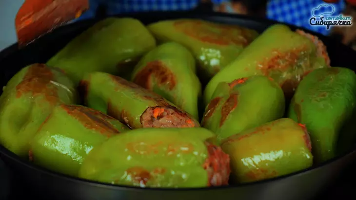 Болгарские перцы фаршированные мясным фаршем с рисом в сковороде: шаг 7