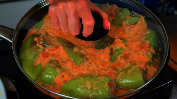 Болгарские перцы фаршированные мясным фаршем с рисом в сковороде: шаг 8
