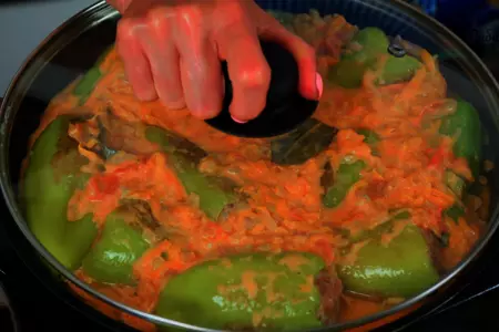 Болгарские перцы фаршированные мясным фаршем с рисом в сковороде: шаг 8