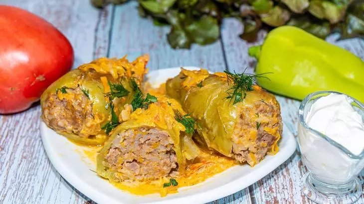 Болгарские перцы фаршированные мясным фаршем с рисом в сковороде: шаг 9