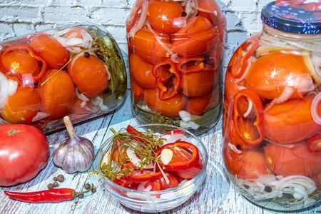 Маринованные помидоры с болгарским перцем и луком на зиму: шаг 9