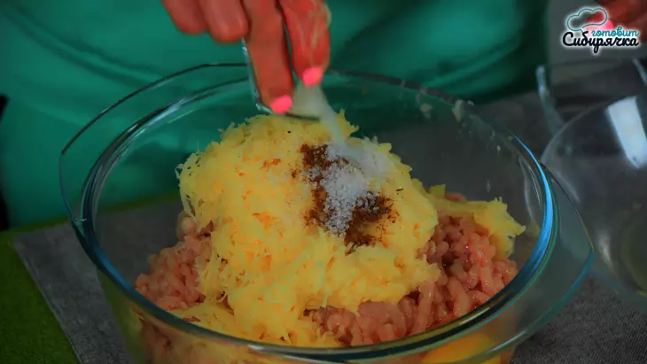 Домашние котлеты из куриного фарша с луком на сковороде: шаг 2