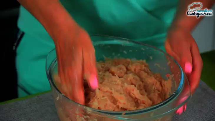 Домашние котлеты из куриного фарша с луком на сковороде: шаг 3