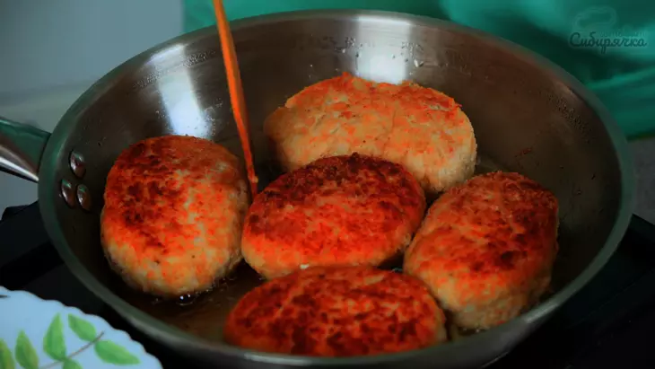 Домашние котлеты из куриного фарша с луком на сковороде: шаг 7