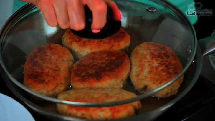Домашние котлеты из куриного фарша с луком на сковороде: шаг 8