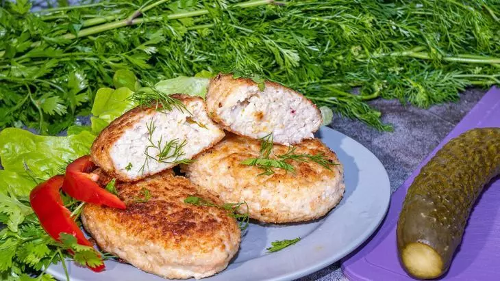 Домашние котлеты из куриного фарша с луком на сковороде: шаг 9