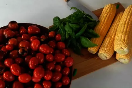 Помидоры по-мурмански / помидоры с кукурузой и базиликом на зиму: шаг 1