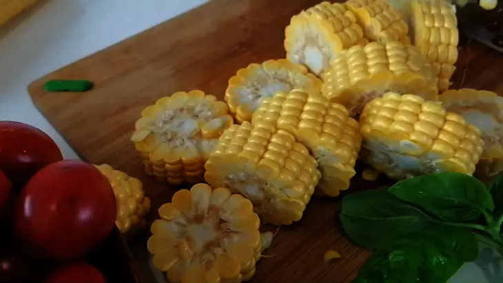 Помидоры по-мурмански / помидоры с кукурузой и базиликом на зиму: шаг 2