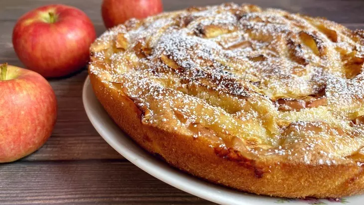 Шарлотка с яблоками: шаг 1