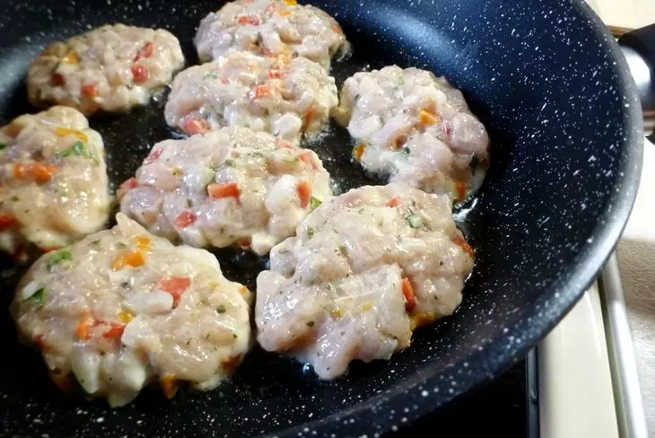 Куриные котлеты с морковью и сладким перцем: шаг 2