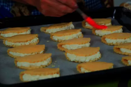 Сочники из песочного теста с творожной начинкой: шаг 8