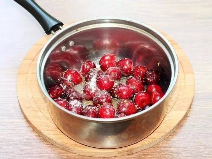 Вареники с ягодой и соусом #накормишкольника: шаг 3